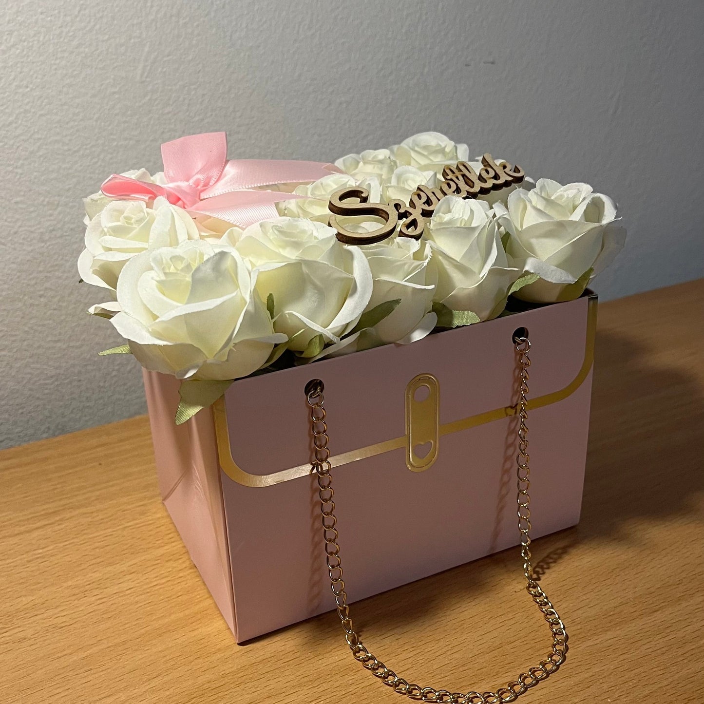 Rózsabox - Pink dobozzal és fehér rózsával